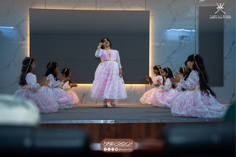 الاحتفال بتدشين كتاب الدولة البوسعيدية من التأسيس إلى عهد النهضة المتجددة بتعليمية محافظة الظاهرة