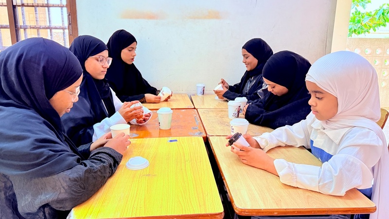 ورش إبداعية في مركز منبع الحكمة الصيفي لتعزيز المهارات الفنية والثقافية لدى الطالبات