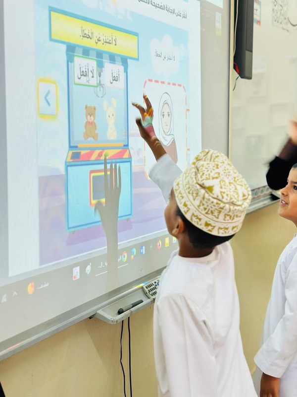 تعليمية ظفار تنفذ حصة تجريبية لمشروع رقمنة المناهج الدراسية للصفوف (1-12)