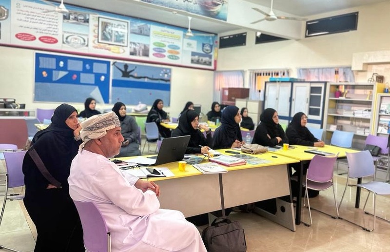 تنفذ أكثر من 127 زيارة وإشرافية والاطلاع على 70 مبادرة ومشروعا بمدارس شمال الباطنة 