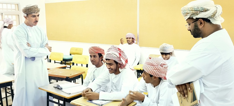 مدير عام تعليمية ظفار يزور مدرسة ميتن  للتعليم الاساسي 1-12 بولاية المزيونة
