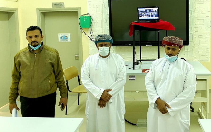 بدء المرحلة الرابعة في أولمبياد عمانتل للبرمجة بمدرسة صلالة للبنين