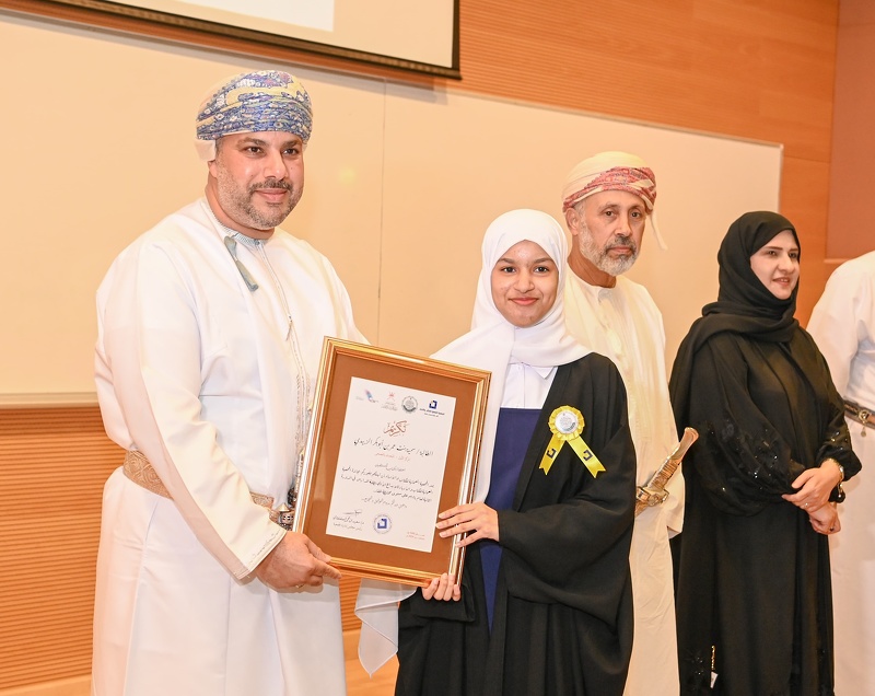 تكريم الطلبة الفائزين بجائزة الإبداع الأدبي بمدارس تعليمية ظفار