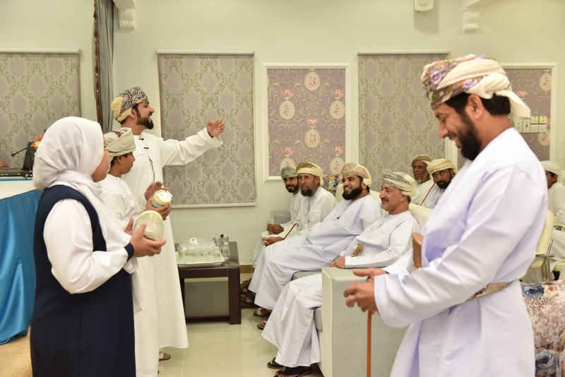 قافلة #كلنا_عمان تزور مدارس تعليمية الظاهرة 