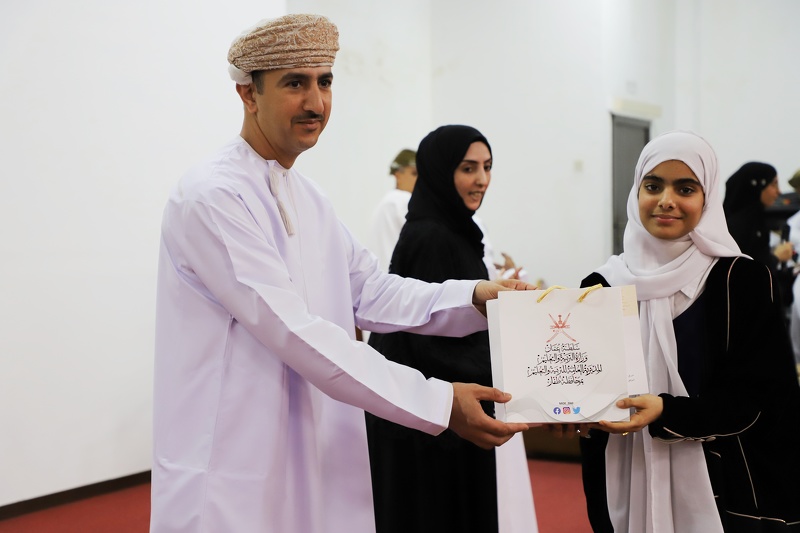 تعليمية ظفار تكرم 99 من المجيدين في الابتكار العلمي والذكاء الاصطناعي والالمبيادات العلمية .