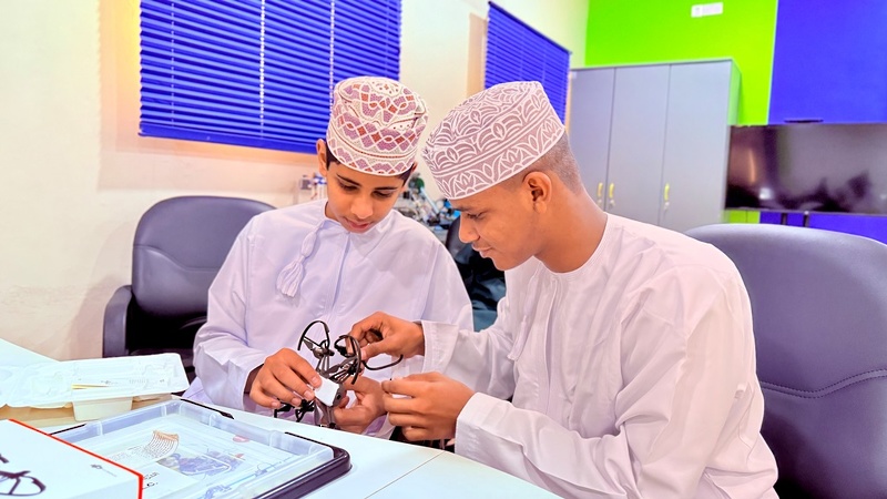 طلبة مركز المدرسة السعيدية بصلالة الصيفي يزور مركز الابتكار العلمي والروبوت  بتعليمية ظفار