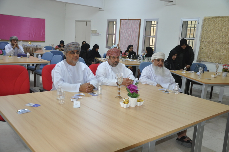 تنظيم ملتقى مجتمعات التعلم المهنية للمعلمين الأوائل بمدارس محافظة الظاهرة