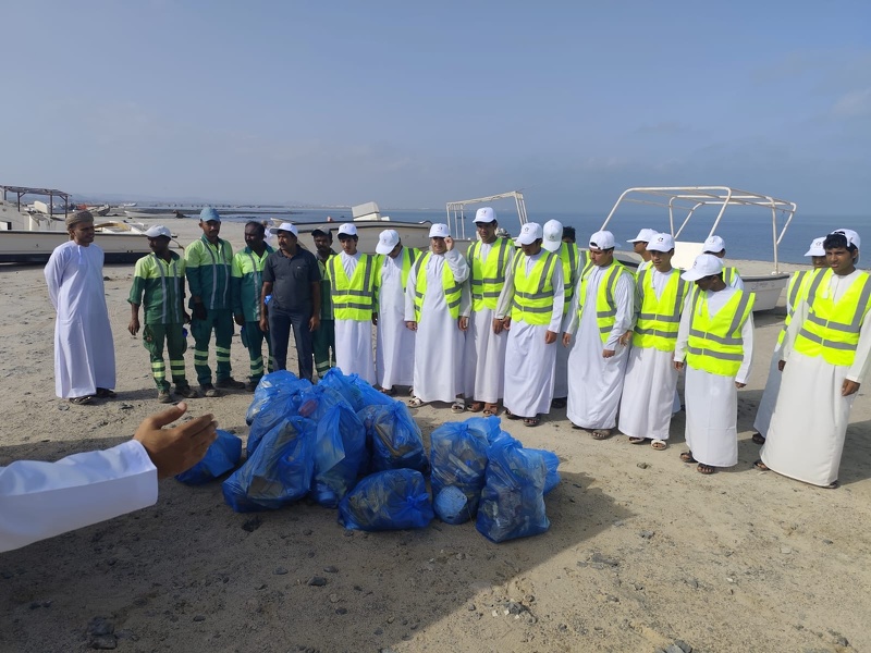 تنفيذ برنامج توعوي بيئي بولاية مصيرة لتعزيز الوعي البيئي لدى الطلبة والمجتمع