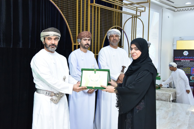 تكريم مدارس ولاية عبري الفائزة في مسابقة العمل لفريق عبري الخيري