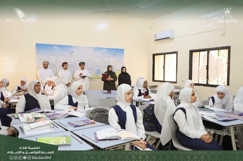المديرة العامة بتعليمية ظفار تقوم بزيارات ميدانية للمدارس المسائية للوقوف على العملية التعليمية
