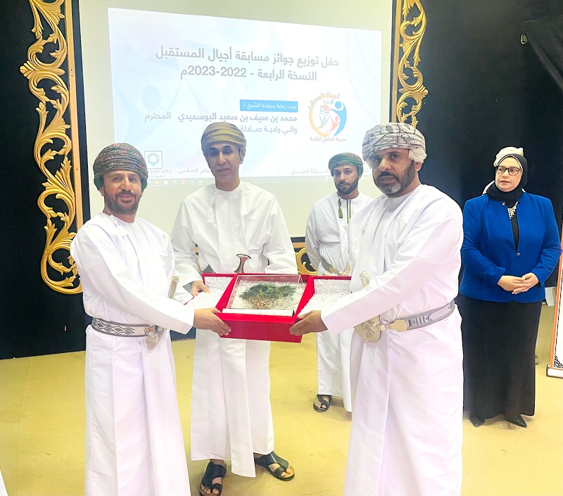 مدرسة المناهل الخاصة بتعليمية ظفار تحتفل بتكريم المجيدين