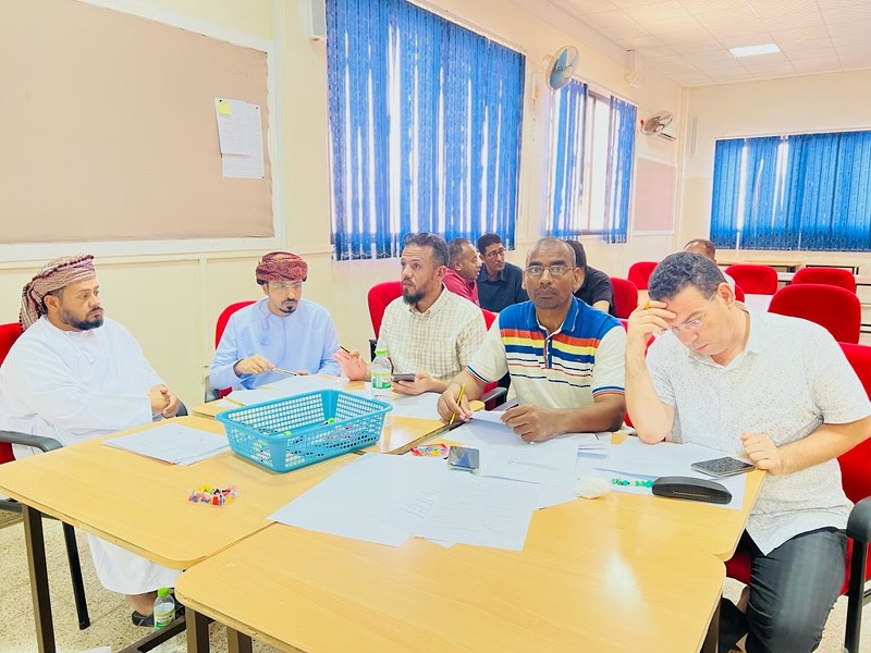 تعليمية ظفار تنفذ البرنامج التدريبي مهارات التفكير العليا لمادة الرياضيات