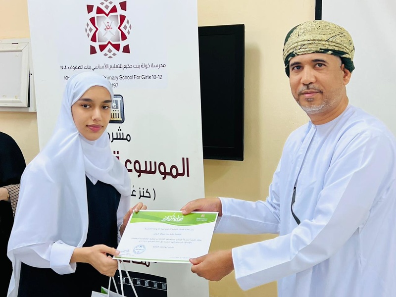 فريق من دائرة  تقنيات التعليم يختتم زيارته لمدارس تعليمية ظفار