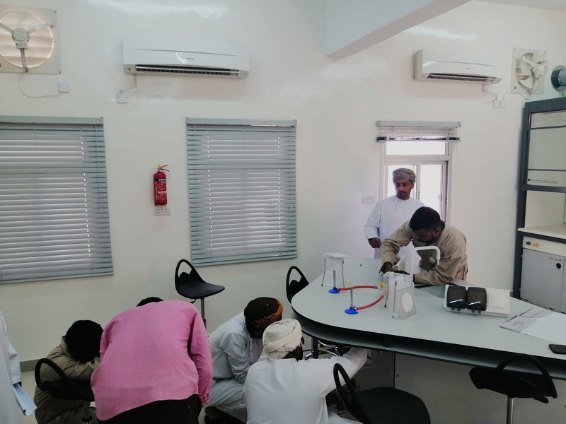 تأثيث وتجهيز  عدد من  مختبرات العلوم  بمدارس تعليمية ظفار