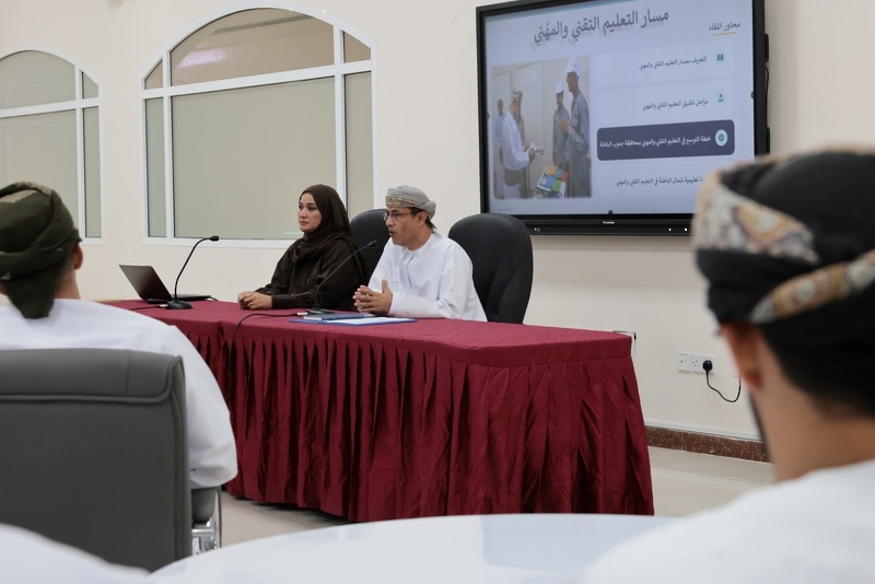 مناقشة تطبيق مسار التعليم المهني والتقني بتعليمية جنوب الباطنة