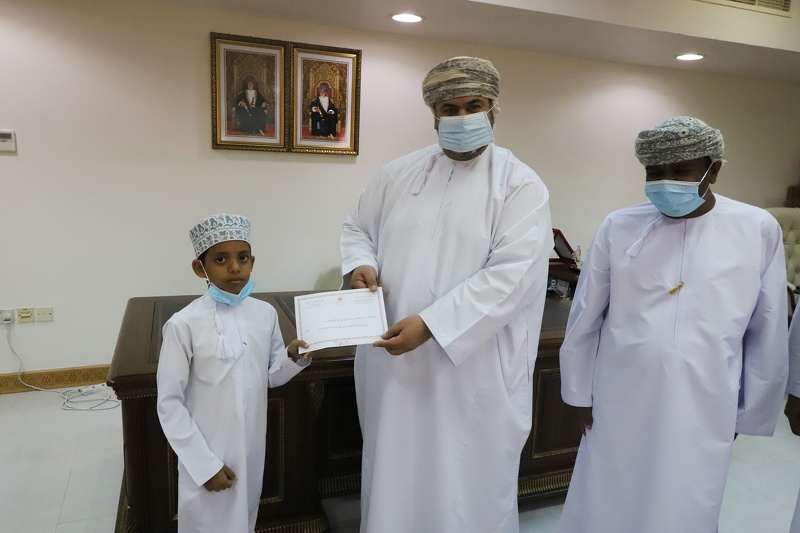 تكريم المشاركين في برنامج جلوب البيئي بتعليمية ظفار