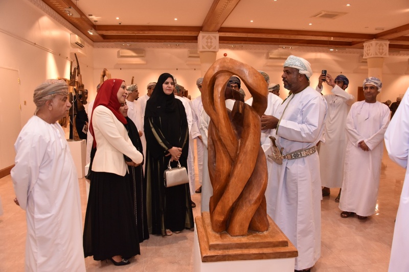 وزيرة التربية والتعليم تفتتح معرض النحت الخشبي لمعلمي الفنون التشكيلية بمحافظة الظاهرة بمتحف بيت الزبير بمسقط 