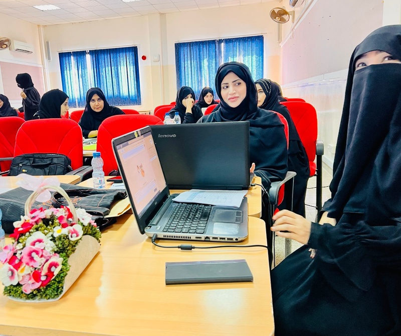 برنامج استخدام السبورة التفاعلية  والتطبيقات التعليمية بتعليمية ظفار