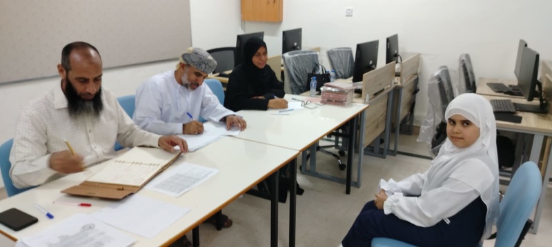 لجنة التحكيم النهائية لمسابقة القرآن الكريم تقيم طلبة الدمج الفكري والتوحد بتعليمية محافظة الظاهرة 