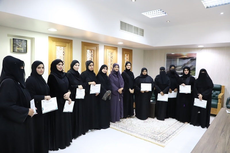 المكلفة بأعمال المدير العام بتعليمية ظفار  تكرم فريق مدرسة منبع الحكمة للتعليم الأساسي(5-10) 