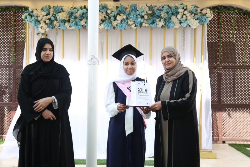 مدرسة عبري للتعليم الأساسي تكرم الطالبات المجيدات في التحصيل الدراسي  