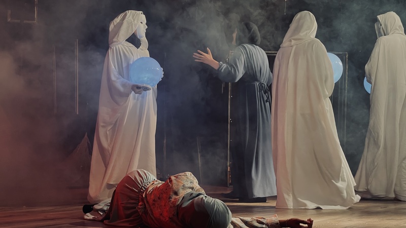 مسرحية حرائق الذكرى لتعليمية ظفار تختتم سلسلة مسرحيات المهرجان المدرسي التاسع