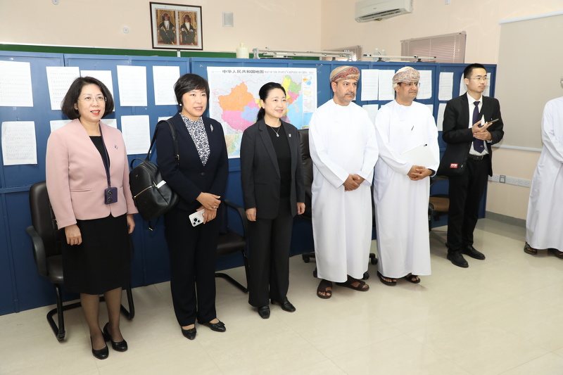 زيارة الوفد الصيني للمدارس المطبقة للغة الصينية بمحافظة الداخلية