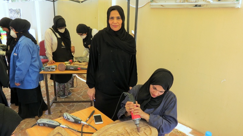 تعليمية الظاهرة تختتم برنامج الفنون التشكيلية حول تقنيات النحت على الخشب