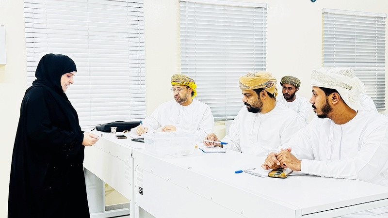 البرنامج التدريبي  في  المهارات الفنية لفنيي مختبرات العلوم في ظل التقانة المعاصرة بتعليمية ظفار 