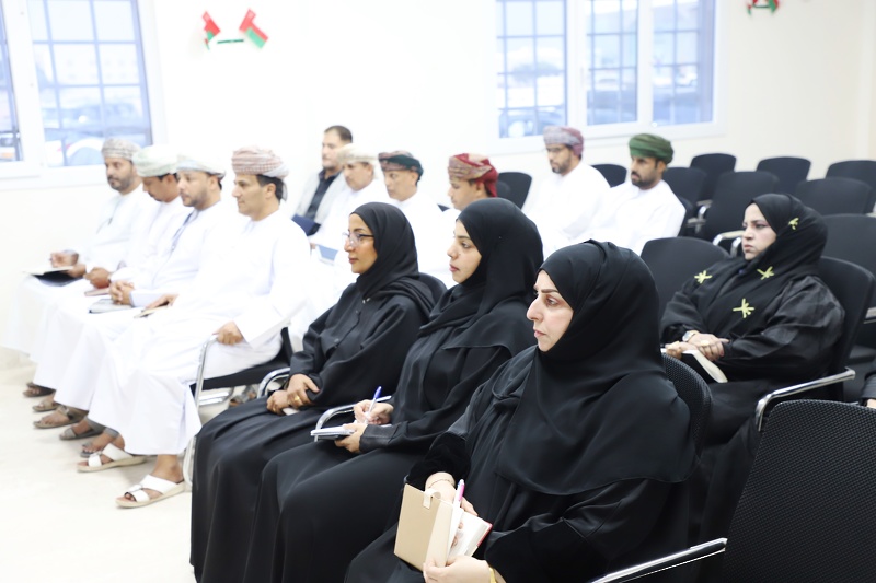 فريق من المديرية العامة للإشراف التربوي يختتم زيارته لتعليمية ظفار