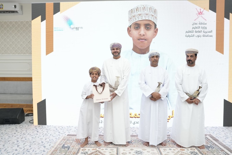 تكريم المجيدين بمدرسة عاصم بن عدي بجعلان بني بو علي