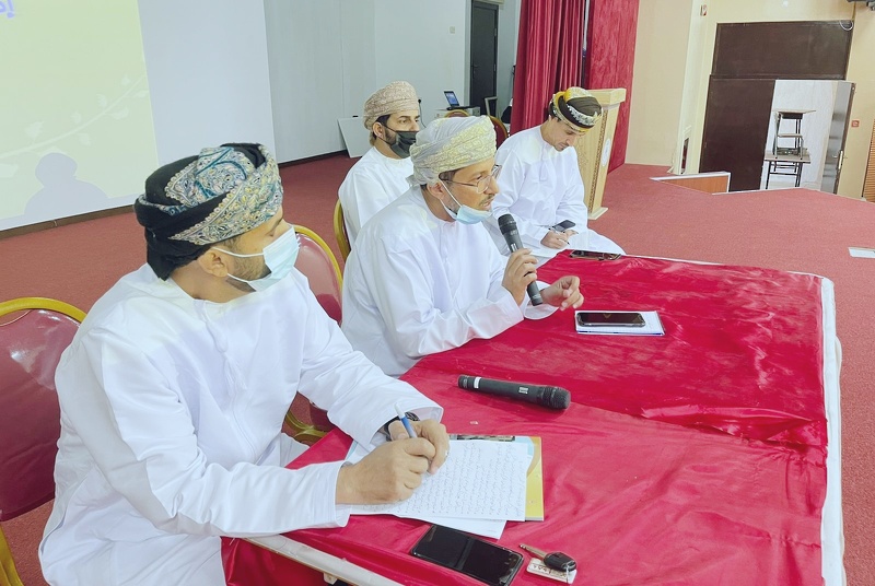 تعليمية ظفار تجتمع برؤساء مراكز دبلوم التعليم العام