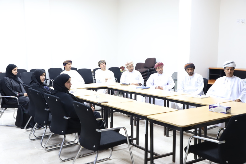 تعليمية ظفار تناقش الخطة التنفيذية لتخفيف ثقل الحقيبة المدرسية للصفوف ( 1-4)