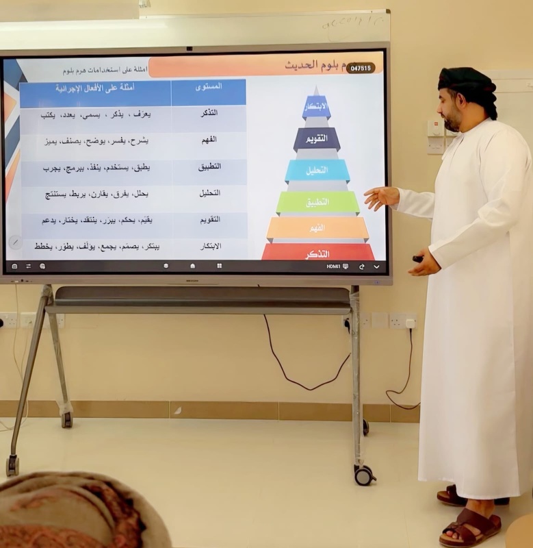 مشغل تدريبي لمعلمي تقنية المعلومات الجدد في تدريس منهج الصف الثاني عشر