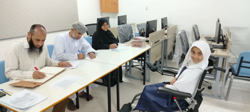 لجنة التحكيم النهائية لمسابقة القرآن الكريم تقيم طلبة الدمج الفكري والتوحد بتعليمية محافظة الظاهرة 