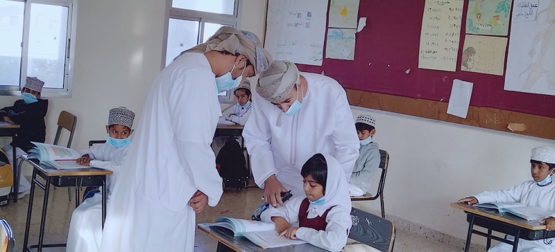 مدير عام تعليمية ظفار يختم زيارته لمدارس ولاية شليم وجزر الحلانيات