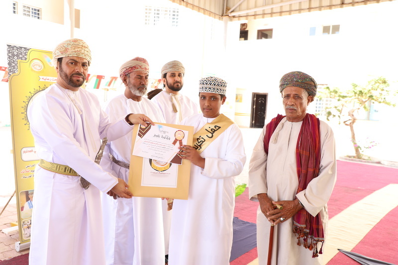 تكريم الطلبة المجيدين في التحصيل الدراسي بمدرسة حدبين للبنين