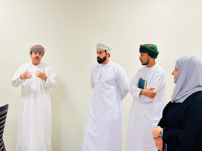 المديرة العامة بتعليمية ظفار تزور مشروع منظومة التعليم الإلكتروني والمستودع