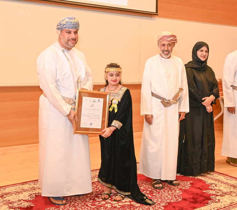 تكريم الطلبة الفائزين بجائزة الإبداع الأدبي بمدارس تعليمية ظفار