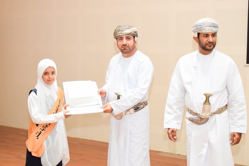 والي مقشن يكرم الطلبة المجيدين في مدارس الولاية