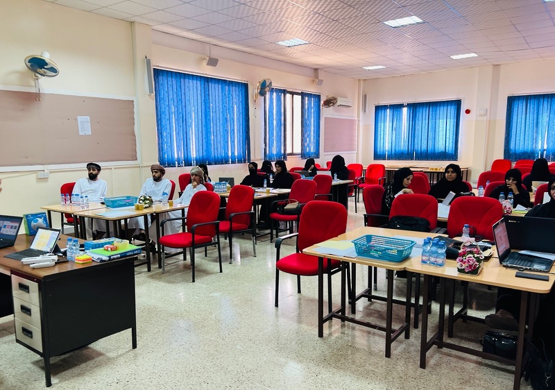 برنامج استخدام السبورة التفاعلية  والتطبيقات التعليمية بتعليمية ظفار