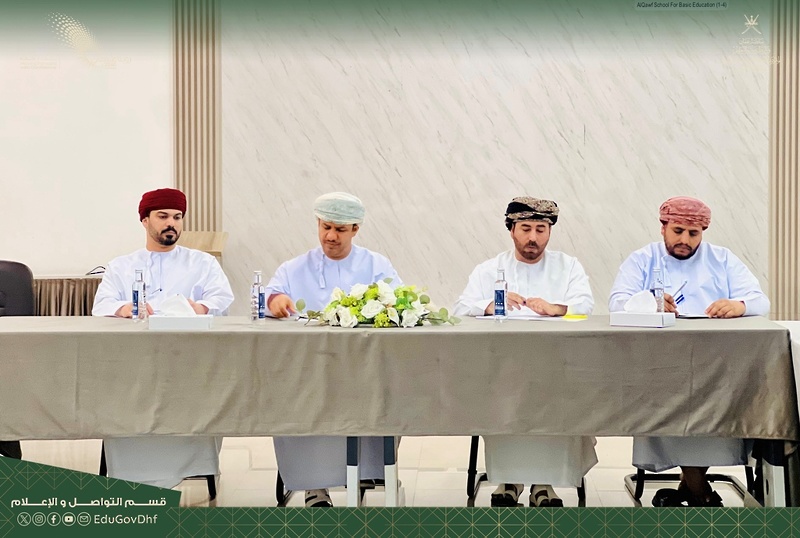   فريق مشروع رقمنة المناهج المركزي يختتم زيارته لتعليمية ظفار 