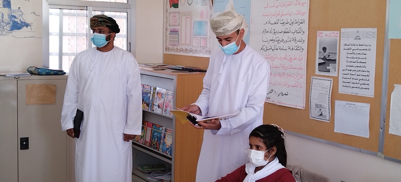 مدير عام تعليمية ظفار يختتم زيارته لعدد من مدارس ولايتي مقشن وثمريت