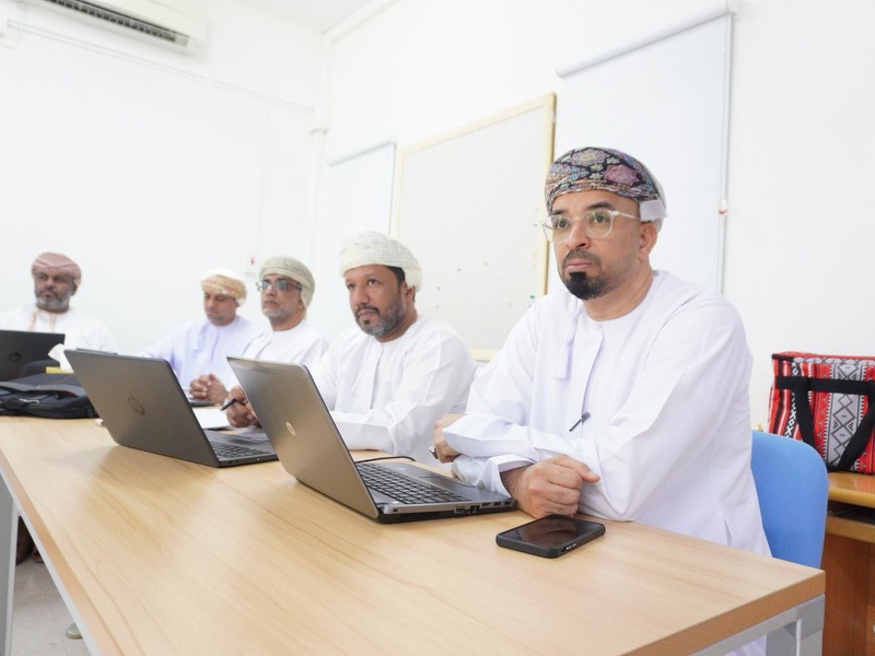 تنظيم برنامج تدريبي لفرق الاشراف التربوي اللامركزية لتقويم أداء المدارس بتعليمية محافظة الظاهرة 