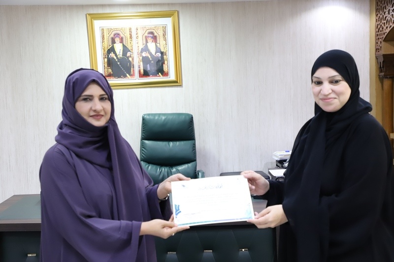 المكلفة بأعمال المدير العام بتعليمية ظفار  تكرم فريق مدرسة منبع الحكمة للتعليم الأساسي(5-10) 