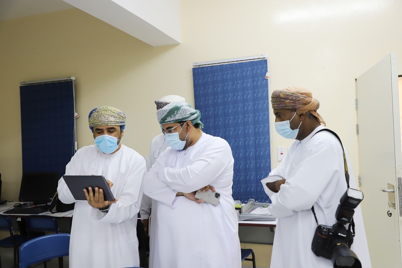 فريق دائرة الإعلام التربوي يختتم زيارته لتعليمية ظفار