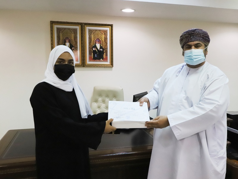 تسليم الجوائز للفائزين على مستوى السلطنة في برنامج التنمية المعرفية بتعليمية ظفار