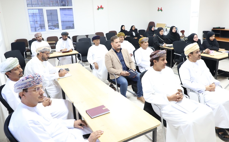 مناقشة إحصاءات نتائج الطلبة ومستويات الأداء بتعليمية ظفار