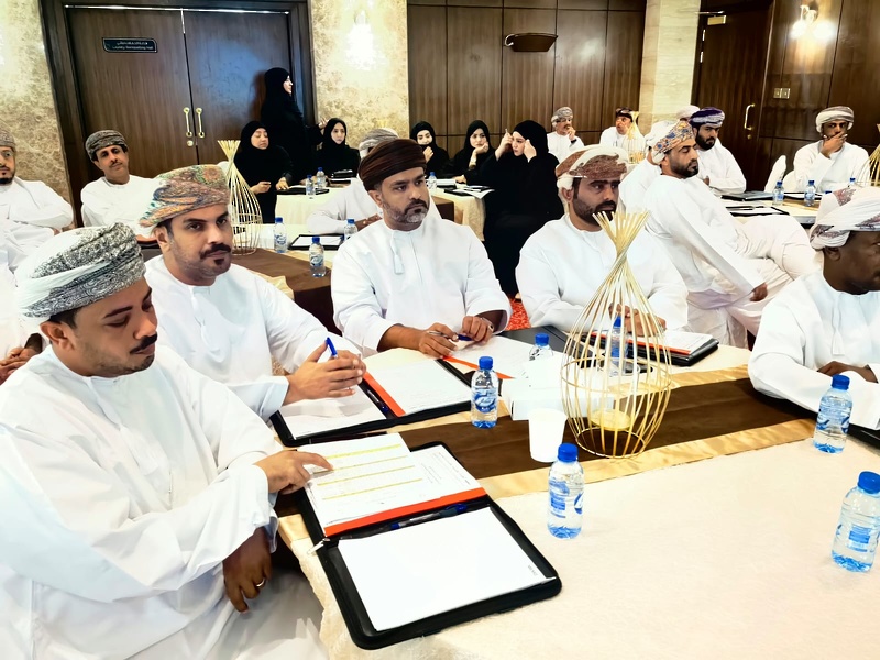 انطلاق البرنامج التدريبي للإدارة الحديثة وآليات تطويرها في المؤسسات الإدارية لمدراء الدوائر ورؤساء الأقسام بتعليمية ظفار