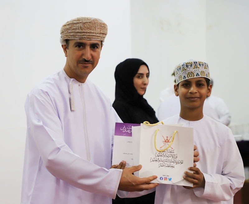 تعليمية ظفار تكرم 99 من المجيدين في الابتكار العلمي والذكاء الاصطناعي والالمبيادات العلمية .